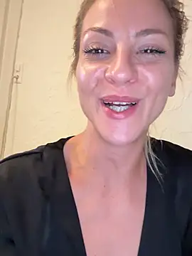 Pokazy przed seks kamerką na żywo – missdaisydiamond777